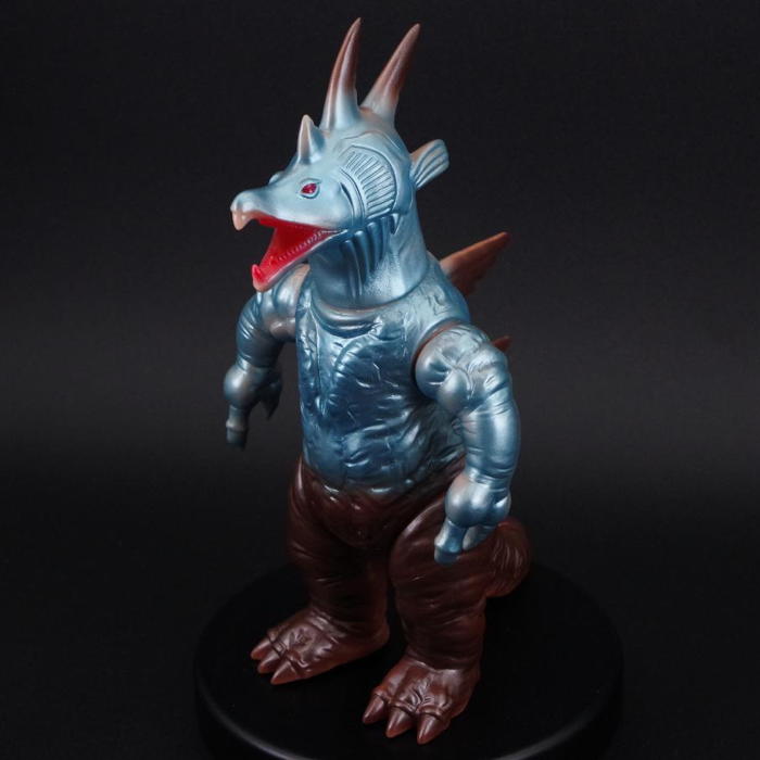 ブルマァク製「巨大魚怪獣ムルチ」が「カタログカラー」となって