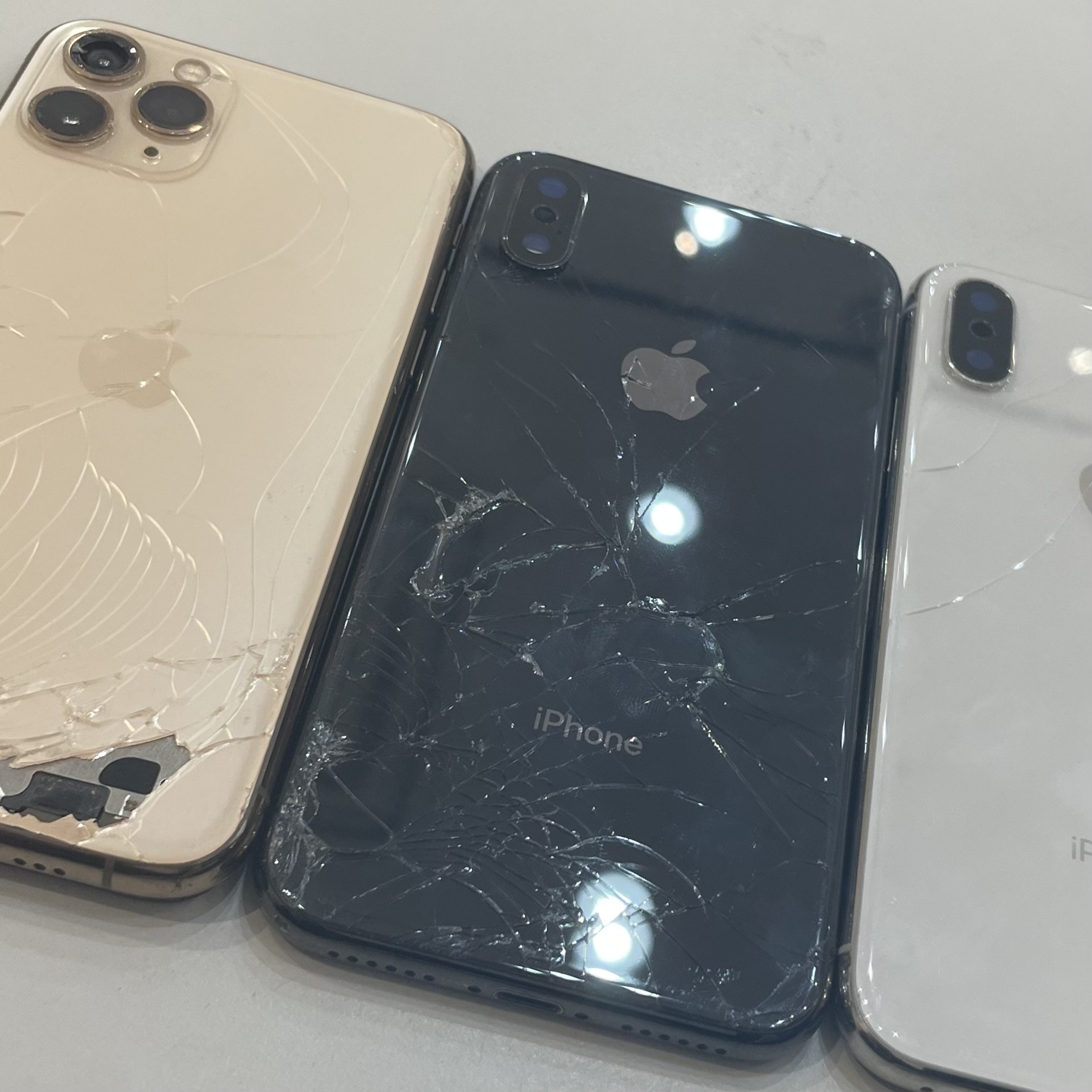 iPhone 8 Plus 64GB ゴールド 背面割れあり中国版 iPhone 8 Plus 64GB