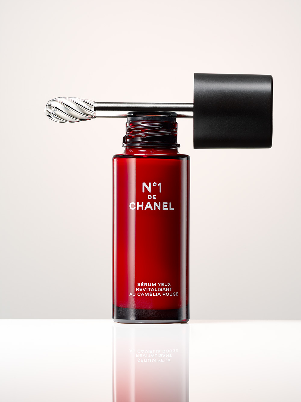 自分史上No.1の目元に導く、シャネルの新アイセラム