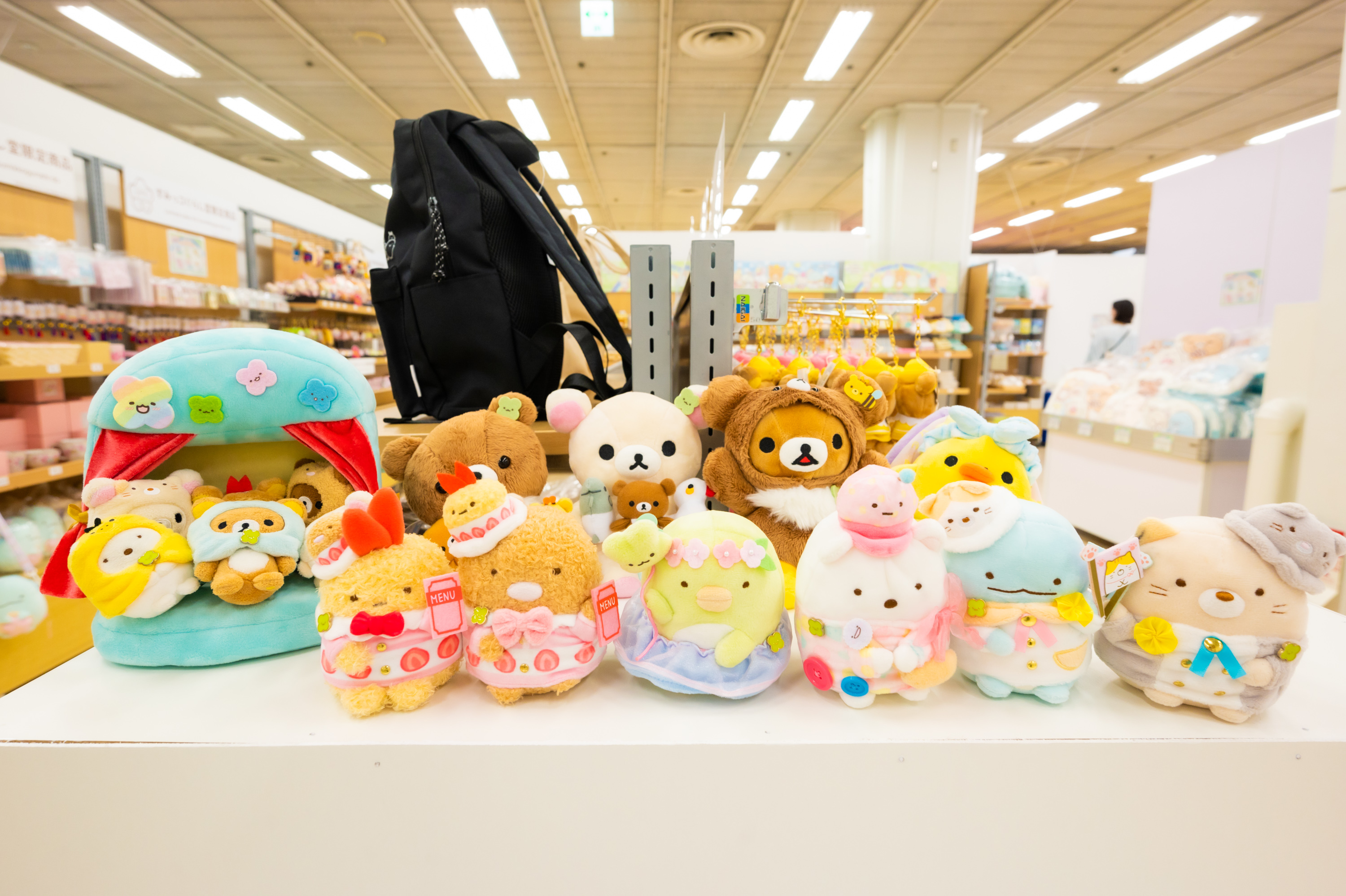 ぬい撮りしながら癒やされる『リラックマ&すみっコぐらし