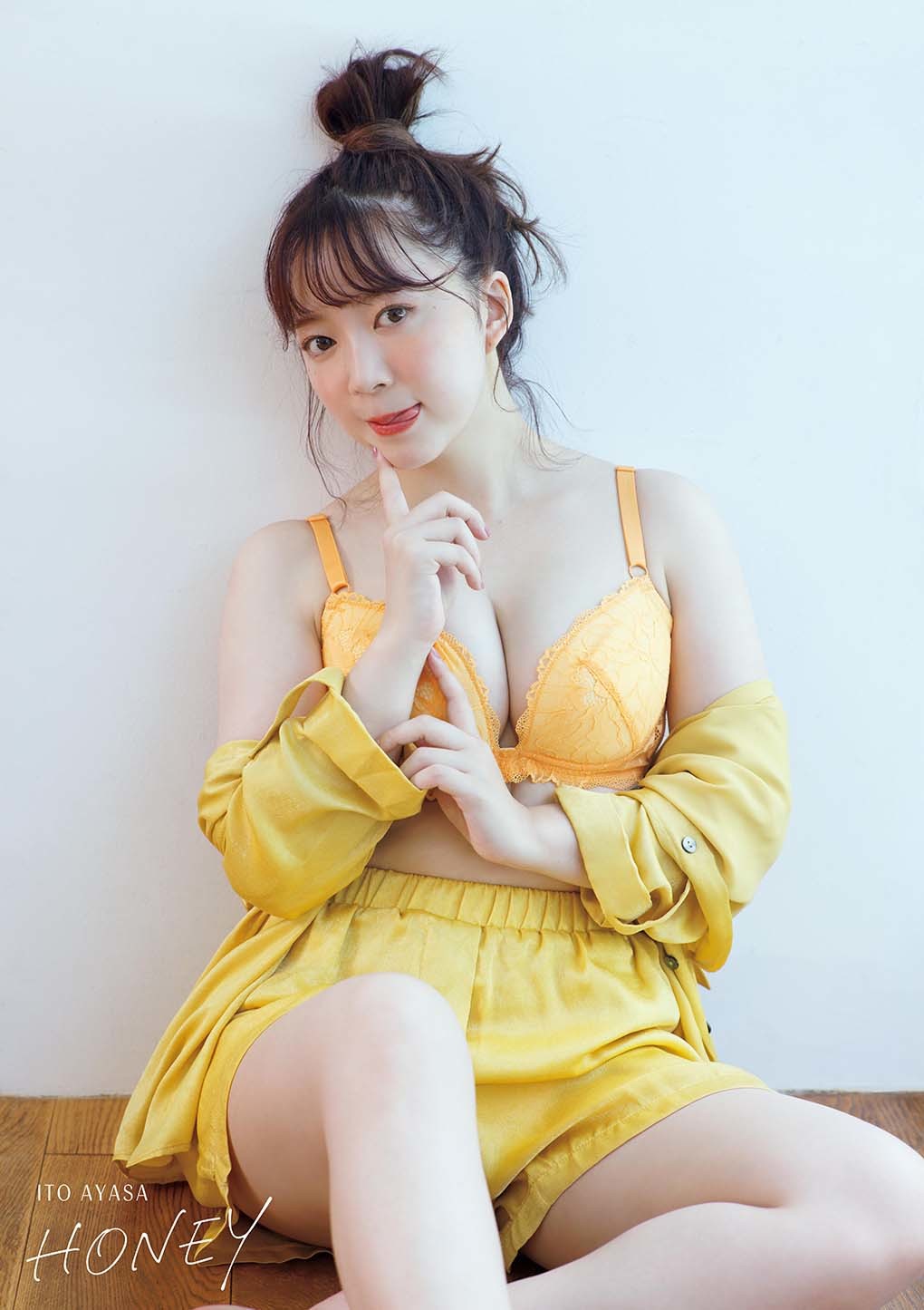 声優・伊藤彩沙が初のランジェリーカット、“マシュマロボディ”の水着姿
