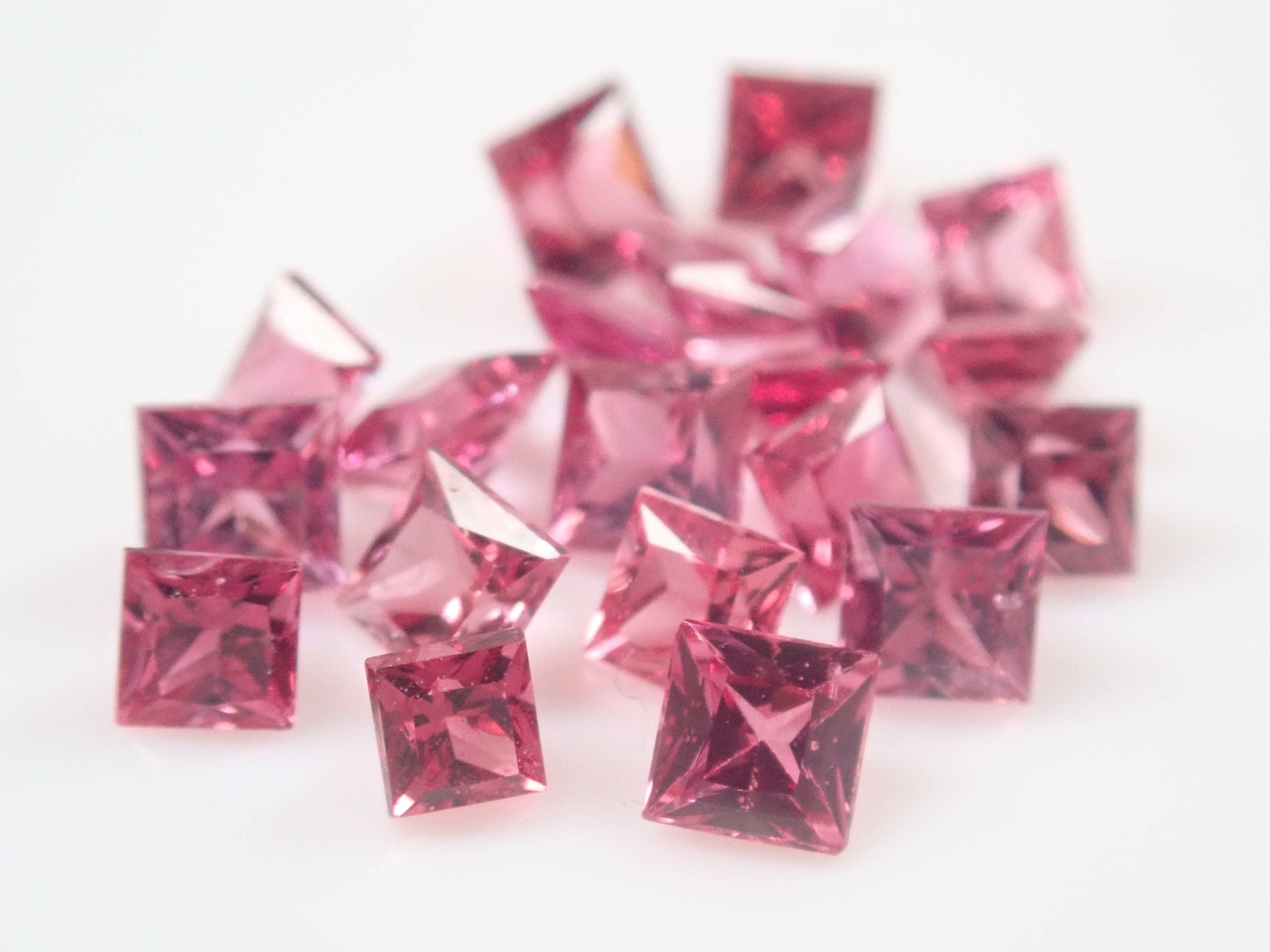 タンザニア・マヘンゲ産ピンクスピネル原石・ルース2石セット