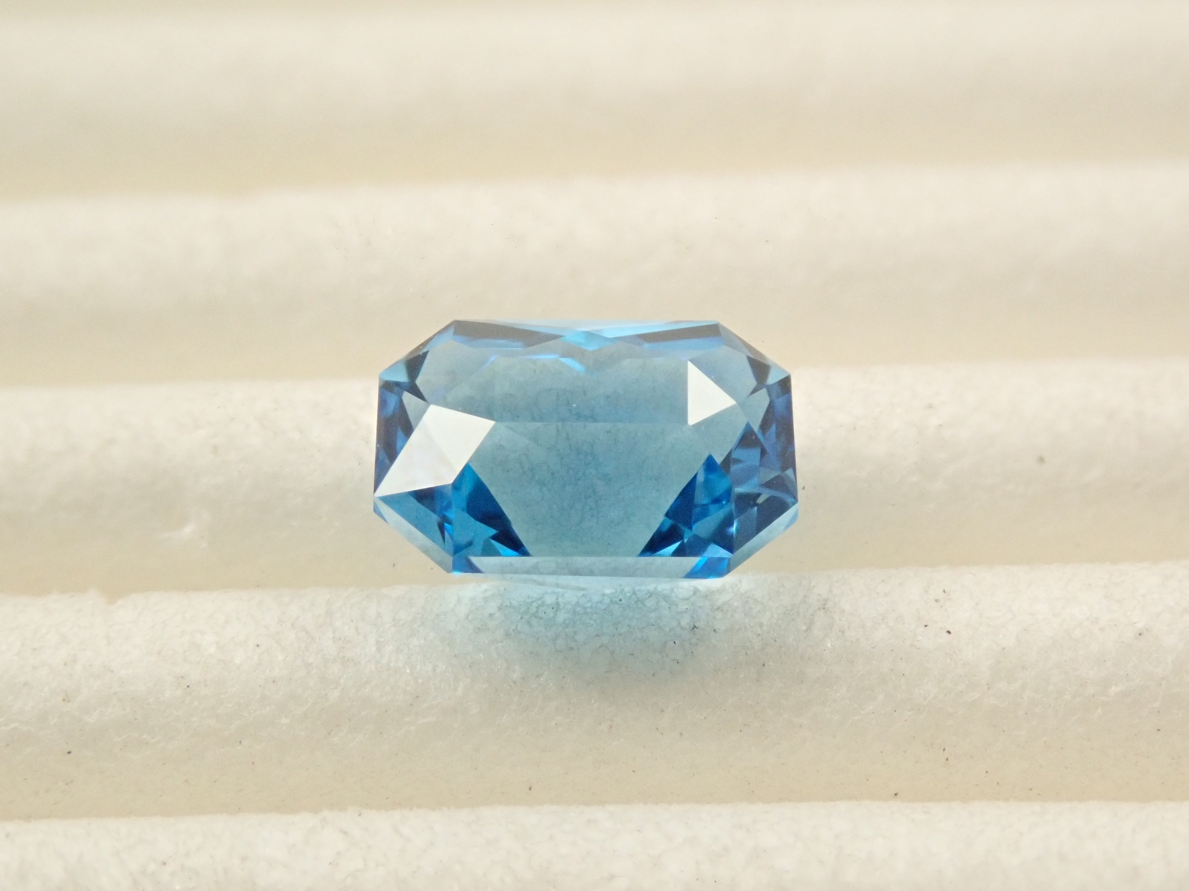 ブラジル産スイスブルートパーズ 1.062ctルース