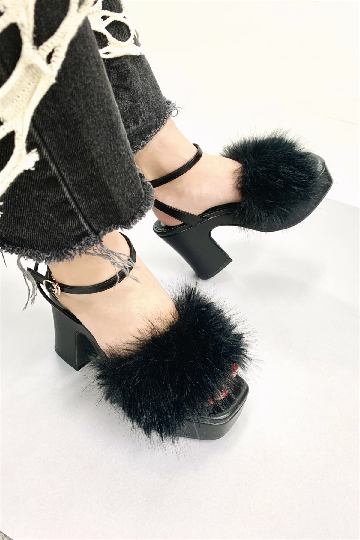 REZOY フェイクファー厚底ストラップサンダル｜R&E REZOY OFFICIAL STORE