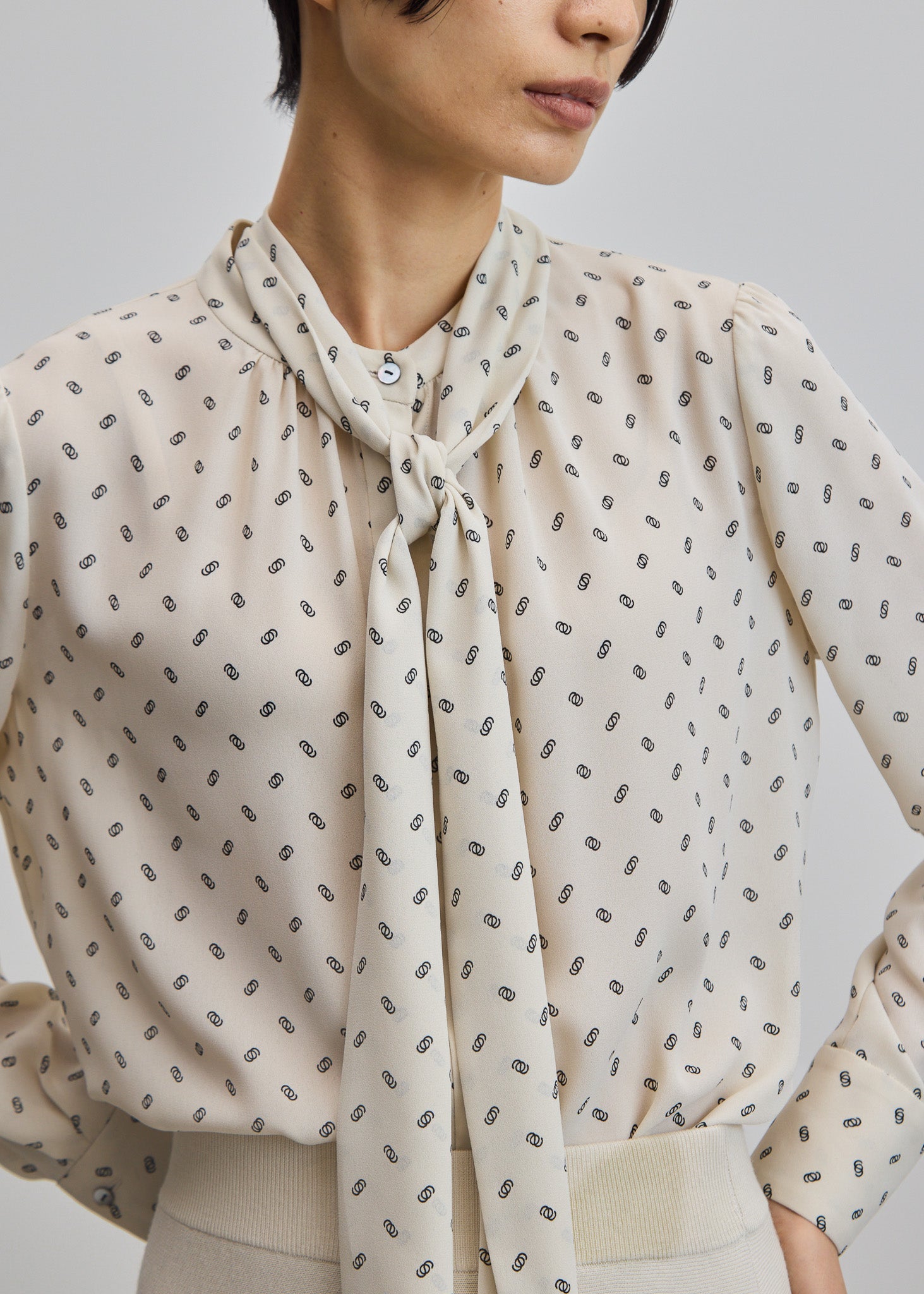 ビット柄スカーフ付きブラウス - SOÉJU online store｜上質な大人の