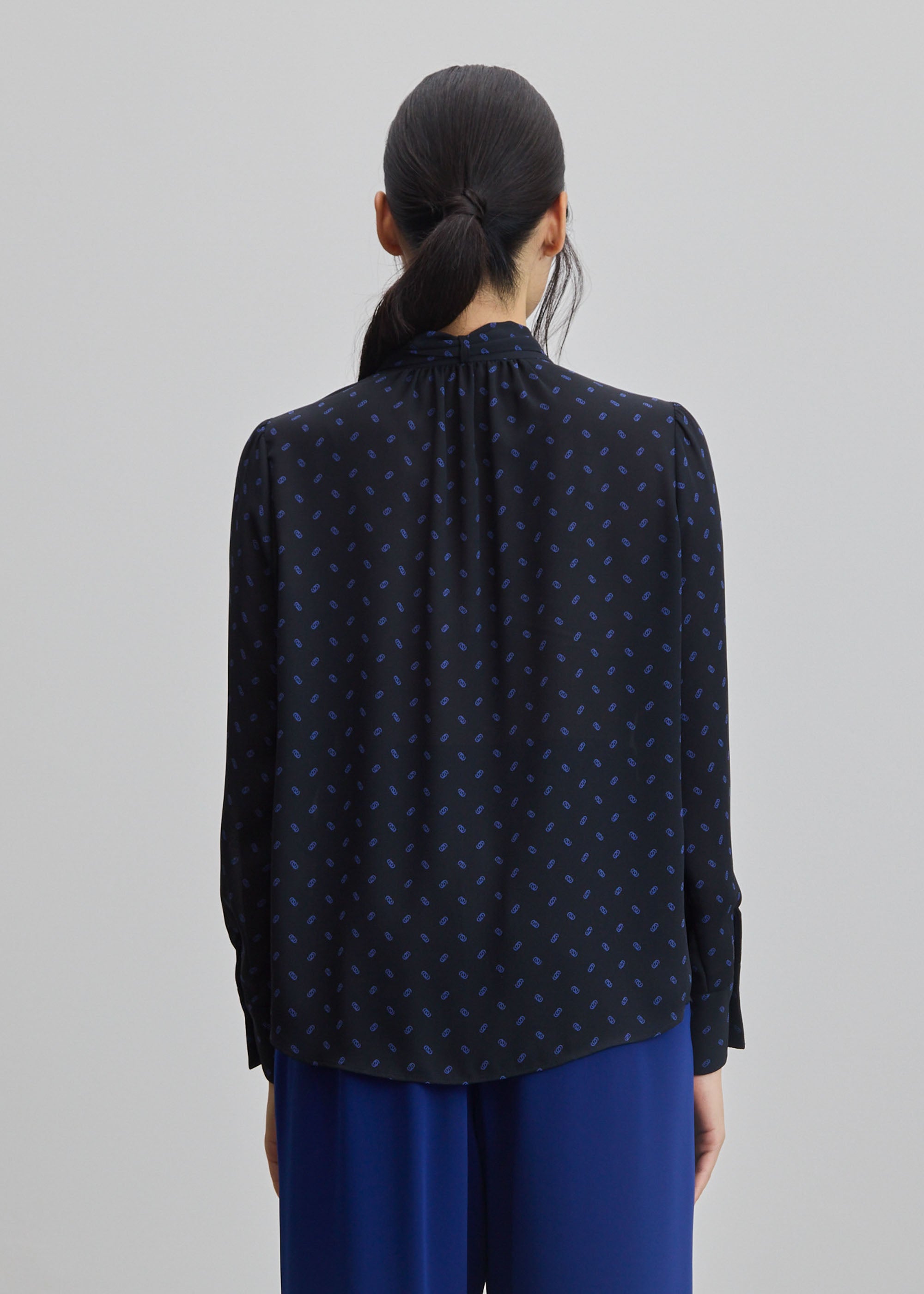 ビット柄スカーフ付きブラウス - SOÉJU online store｜上質な大人の