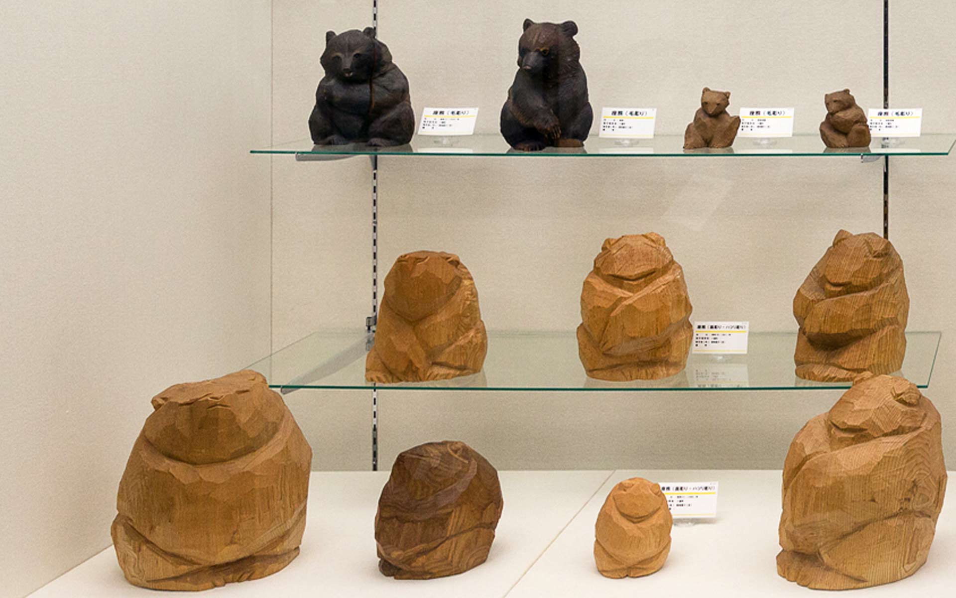 木彫りの熊」はいつ鮭をくわえたのか？意味と歴史を追って北海道へ