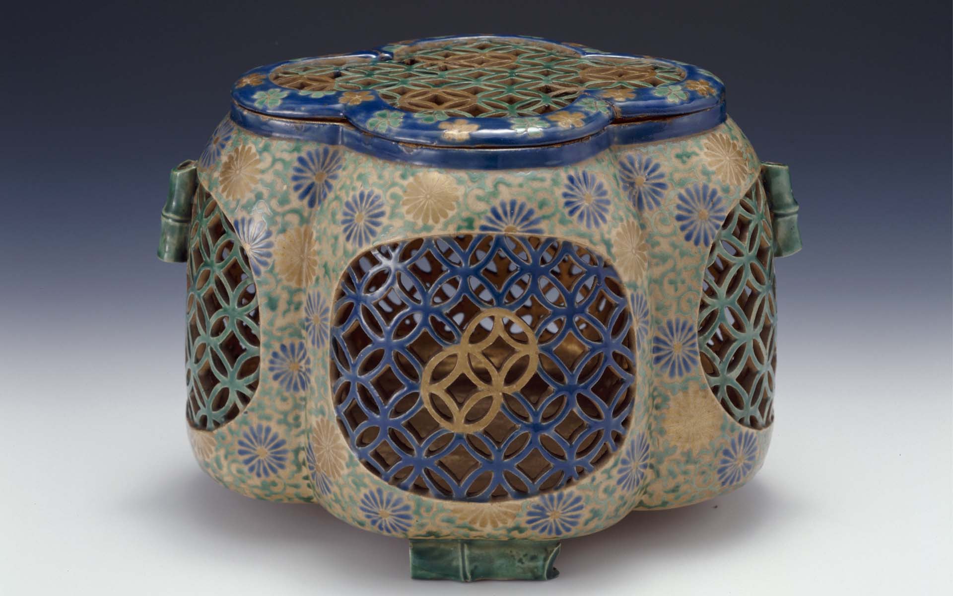 京焼・清水焼とは。茶碗もオブジェも「全て手作業」を貫く、400年の