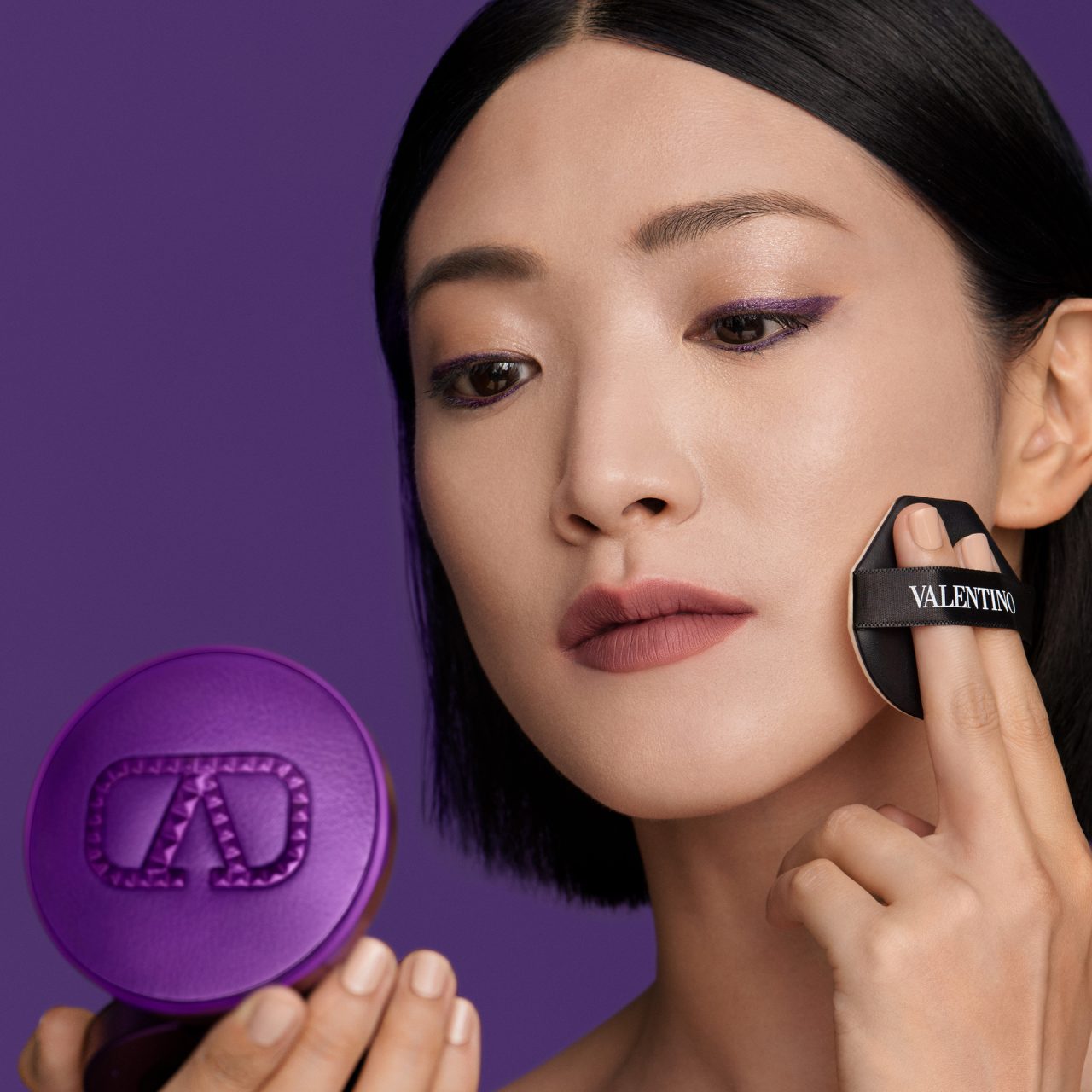 ヴァレンティノ ビューティのアイコンアイテムに紫色の限定パッケージ