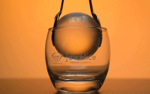 さらに進化した究極の氷！飲み物本来の味を最後まで楽しめる氷メーカー