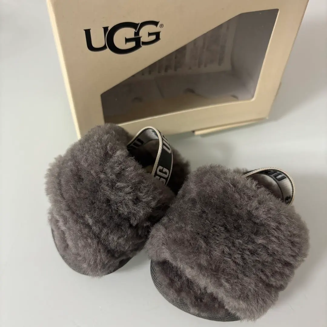 2026年最新】uggフラッフイヤースライドの人気アイテム - メルカリ