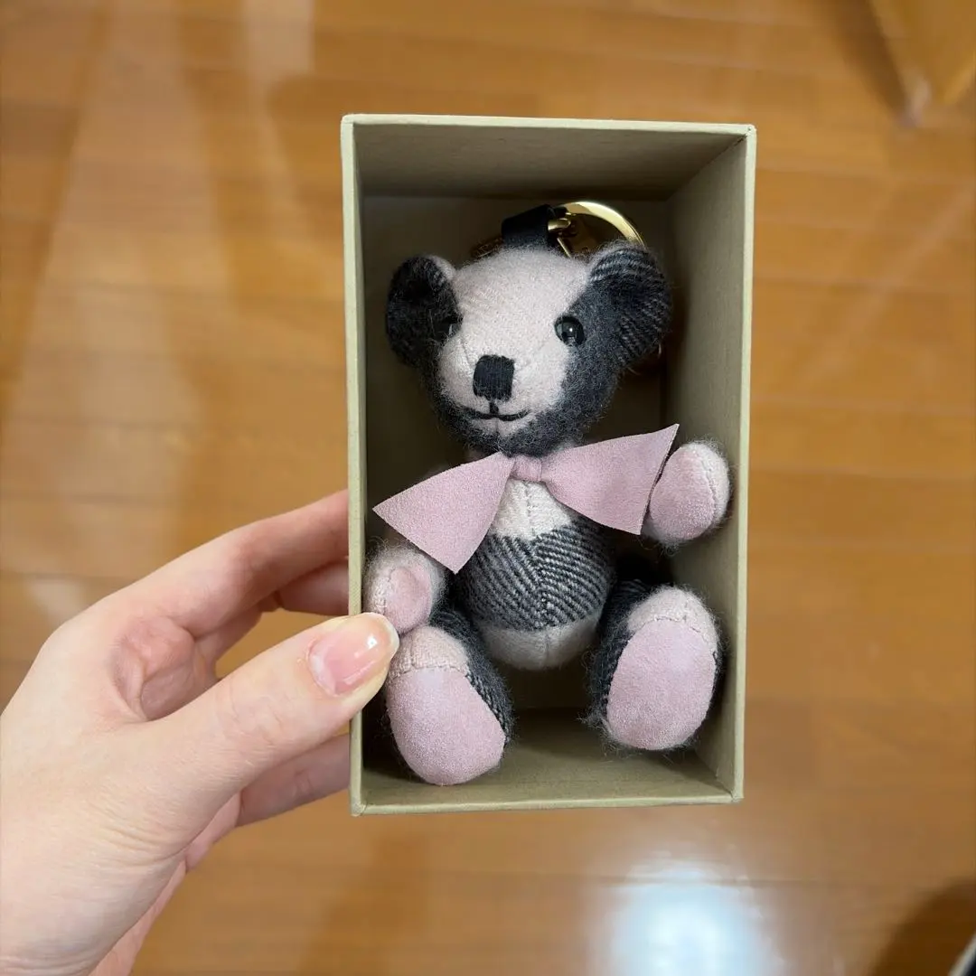 2026年最新】burberry バーバリー くまチャームの人気アイテム - メルカリ