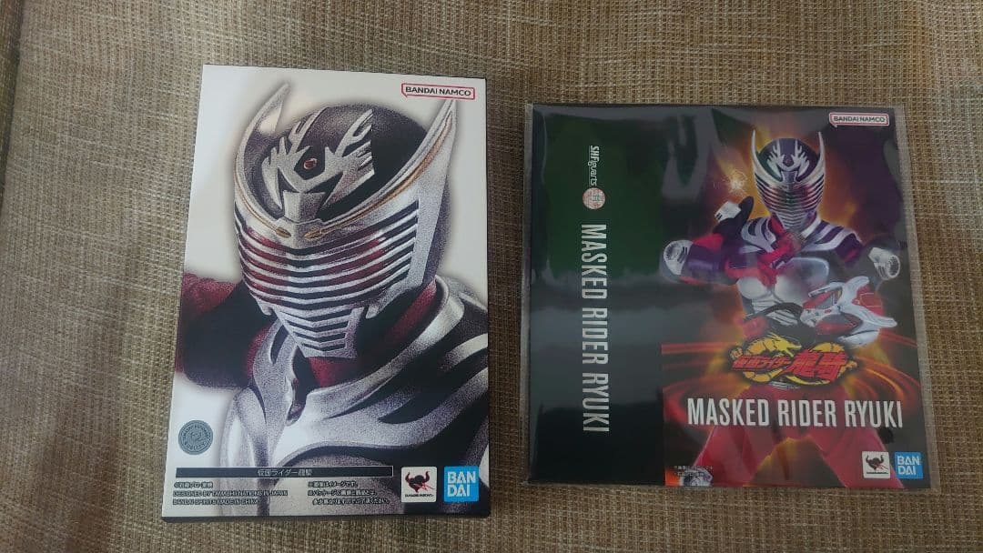 真骨彫　仮面ライダー龍騎　スリーブ付き S.H.Figuarts(真骨彫製法)｜S.H.Figuarts（真骨彫製法）仮面ライダー龍