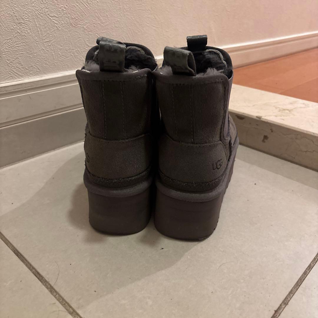 UGG ニューメル プラットフォーム チェルシー ムートンブーツ 24cm