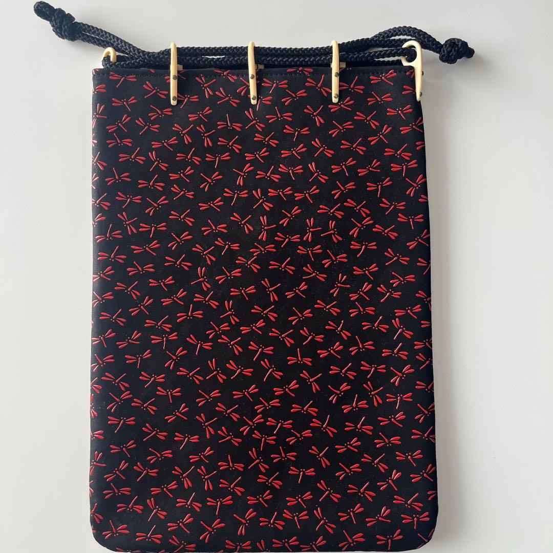 【新品未使用】【匿名配送】印傳　巾着 印傳屋（INDEN-YA）手提げ袋【巾着｜亀甲（きっこう）黒白】祭用品専門