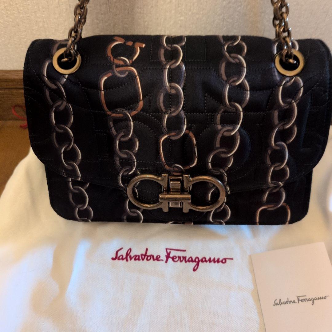 Whiteboo様　黒　ショルダー　フェラガモ　斜めがけ可　ガンチーニ　チェーン Whiteboo様 黒 ショルダー フェラガモ 斜めがけ可 ガンチーニ チェーン