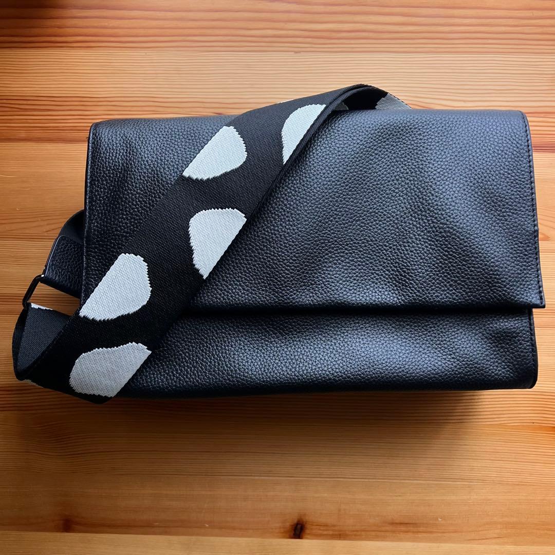 美品✨イアパピヨネ ダルメシアン ワイドテープショルダー 柄 ブラック ear PAPILLONNER（イア パピヨネ） ショルダーバッグ バッグ 「本革