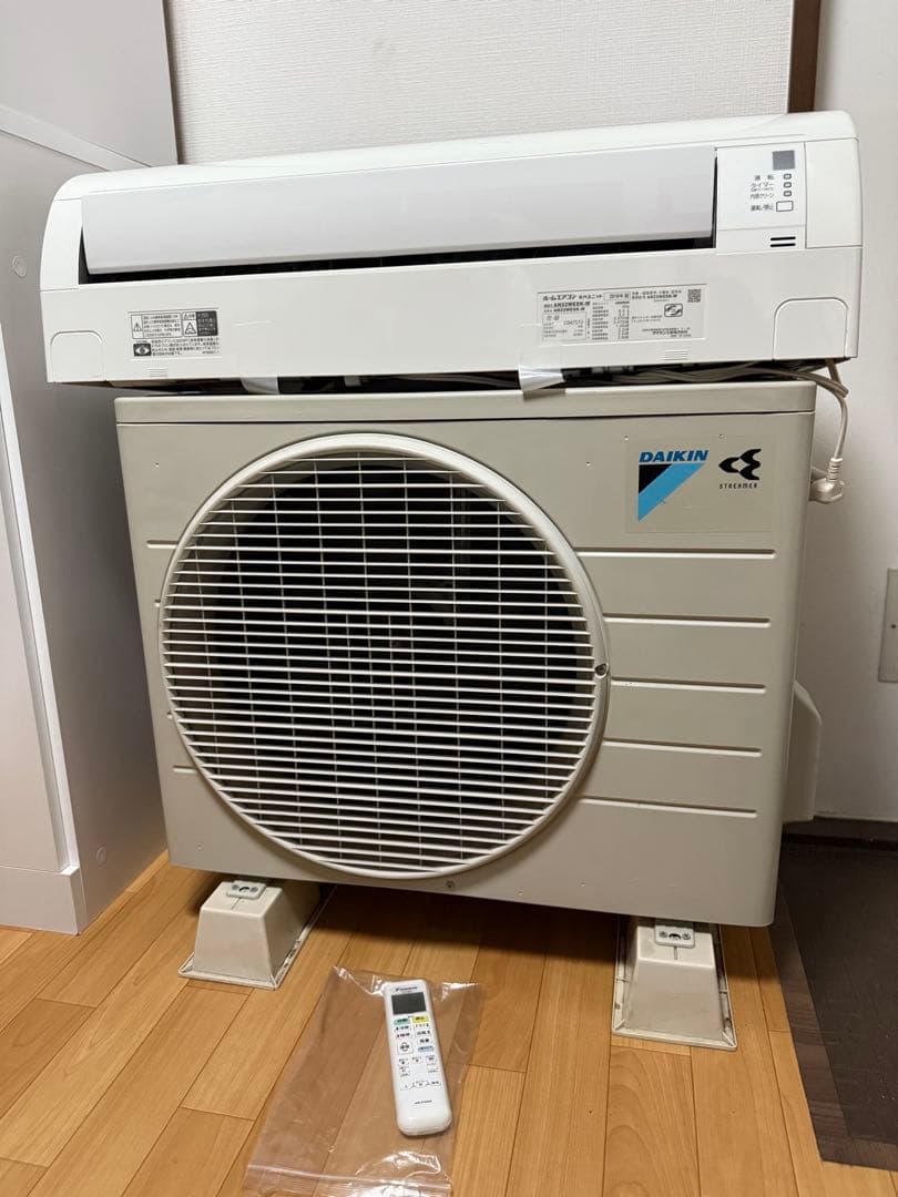 ダイキン ルームエアコン AR22WESK-W（2019年製）室内機と室外機付き ダイキン ルームエアコン AR22WESK-W（2019年製）室内機と室外機付き
