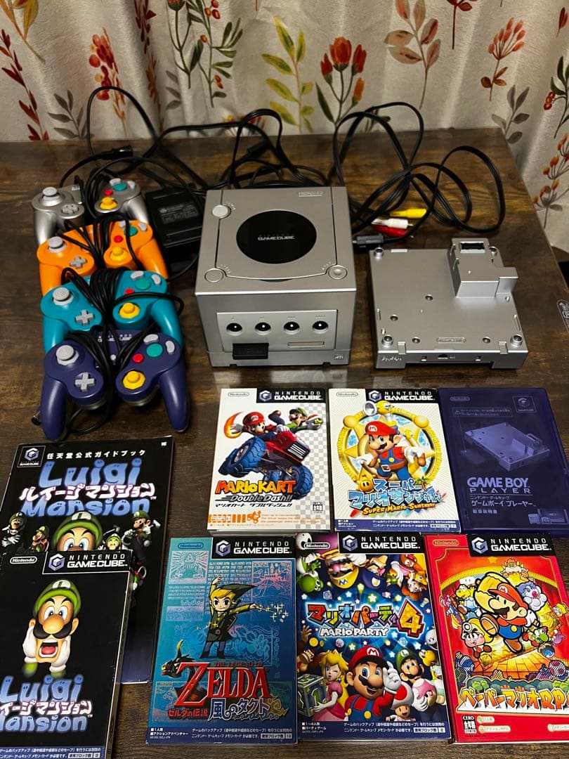GAMECUBE本体、ソフト6本、ゲームボーイプレイヤー、コントローラ4セット GAMECUBE本体、ソフト6本、ゲームボーイプレイヤー、コントローラ4