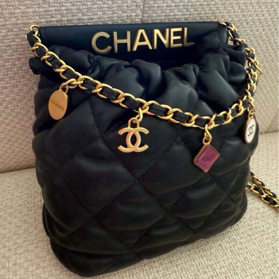さ*ん様 CHANEL 非売品　ノベルティ ショルダーバッグ　チャーム　キルト CHANEL シャネル ノベルティ ショルダーバッグ 黒 斜め掛け チャーム