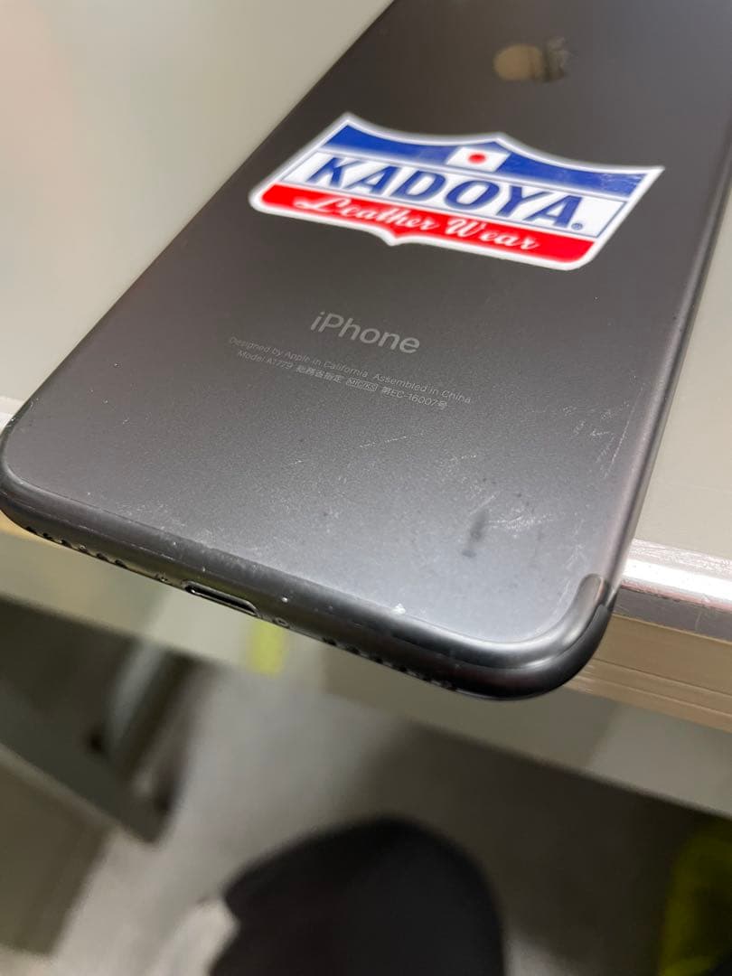 AppleアップルiPhoneアイホン7ブラックKADOYAステッカー付き 中古