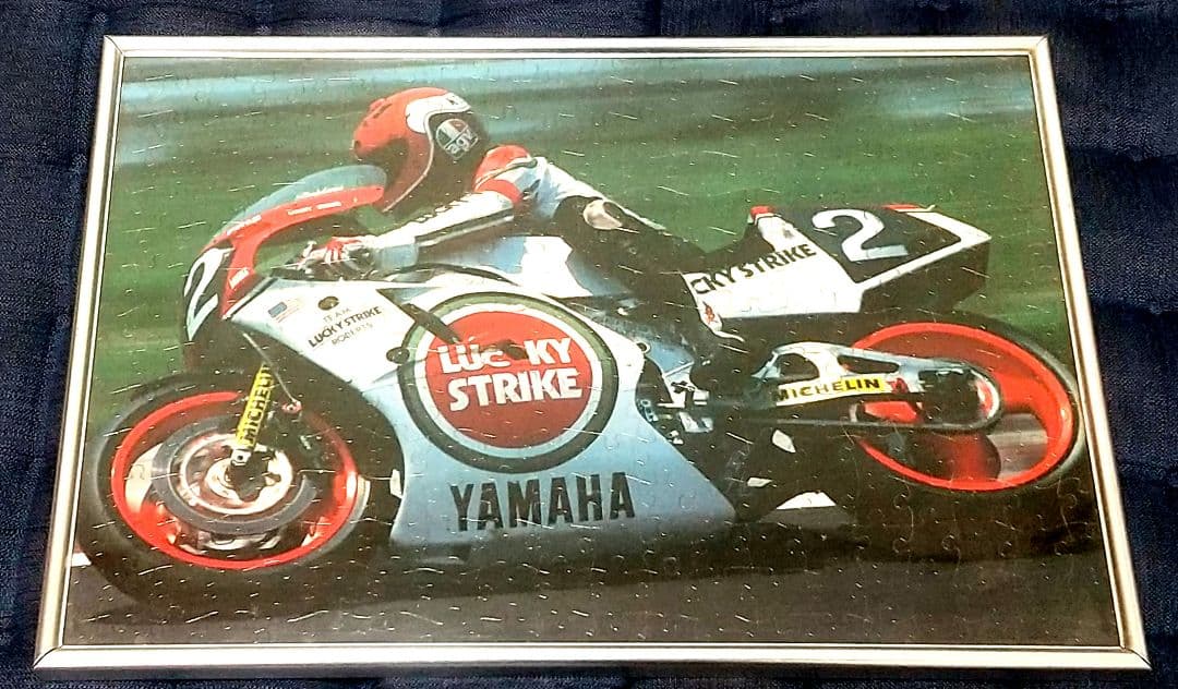 ケニー・ロバーツ バイクのパズル完成品(ラッキーストライク)額付き