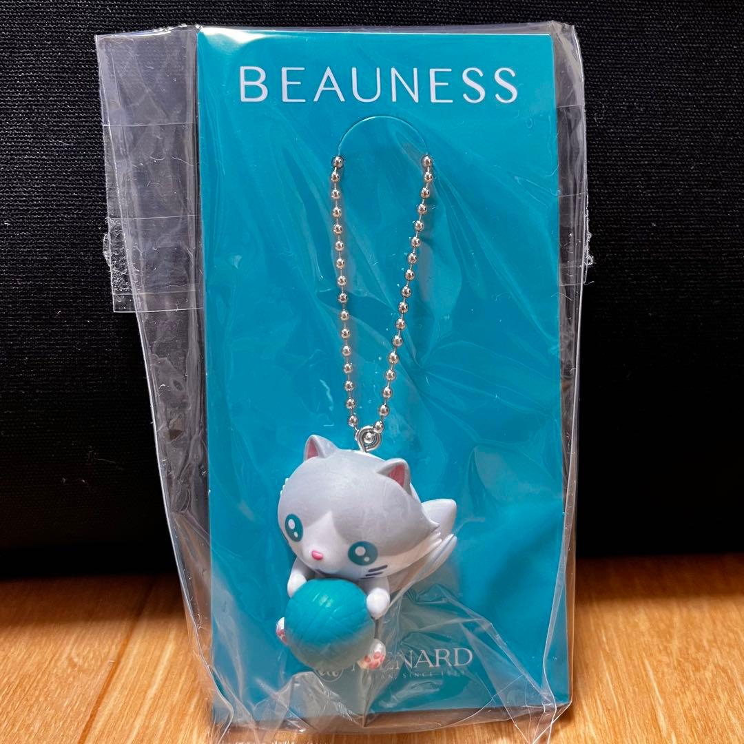 メナード ビューにゃん フィギュアキーホルダー - メルカリ