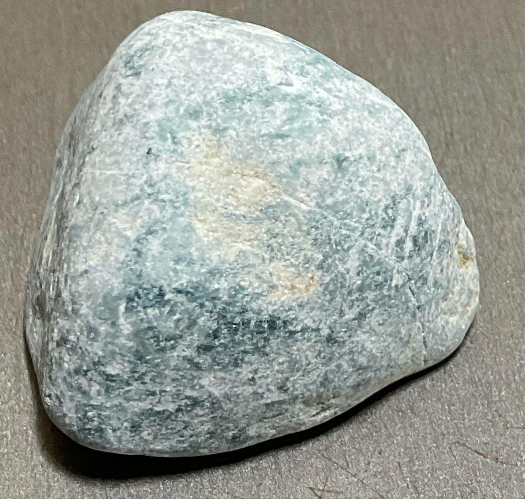 不思議な色］ 表面にコバルト色の透過 糸魚川翡翠32g ヒスイ ひすい