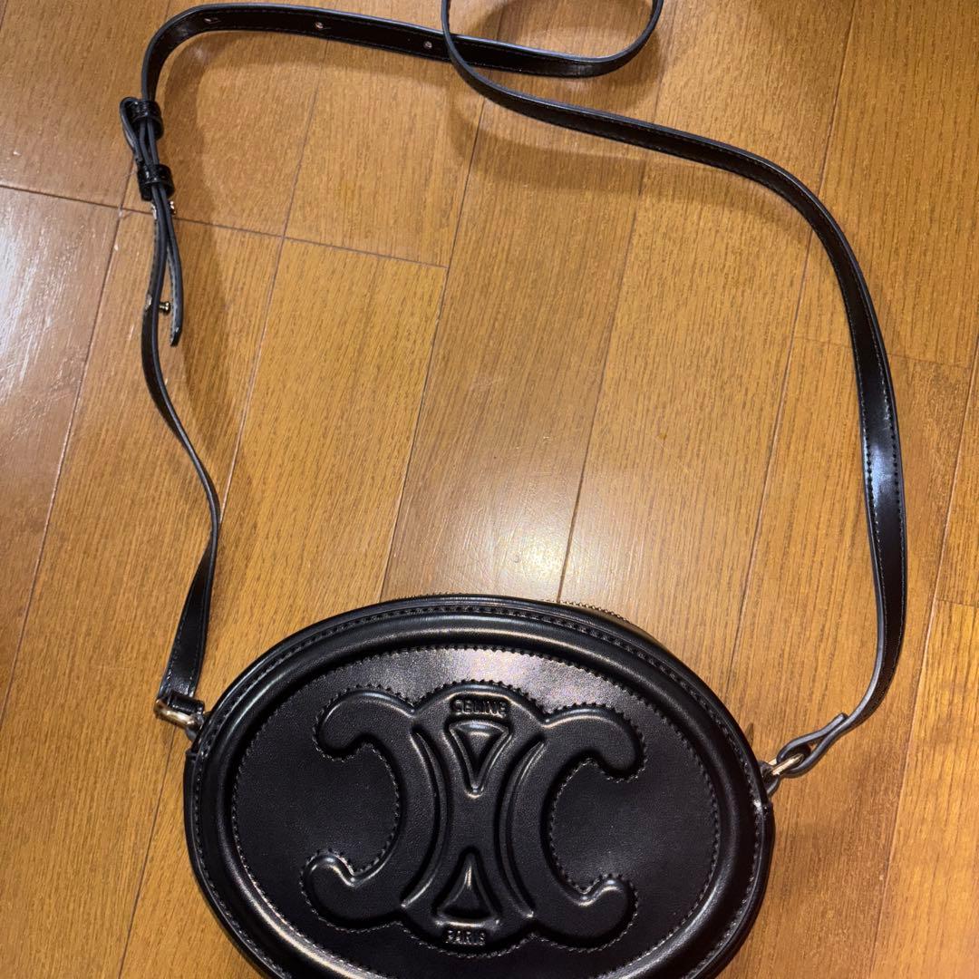セリーヌ ショルダーバッグ オーバルパース キュイルトリオンフ　黒 CELINE（セリーヌ） ショルダーバッグ Vertical Messenger Box