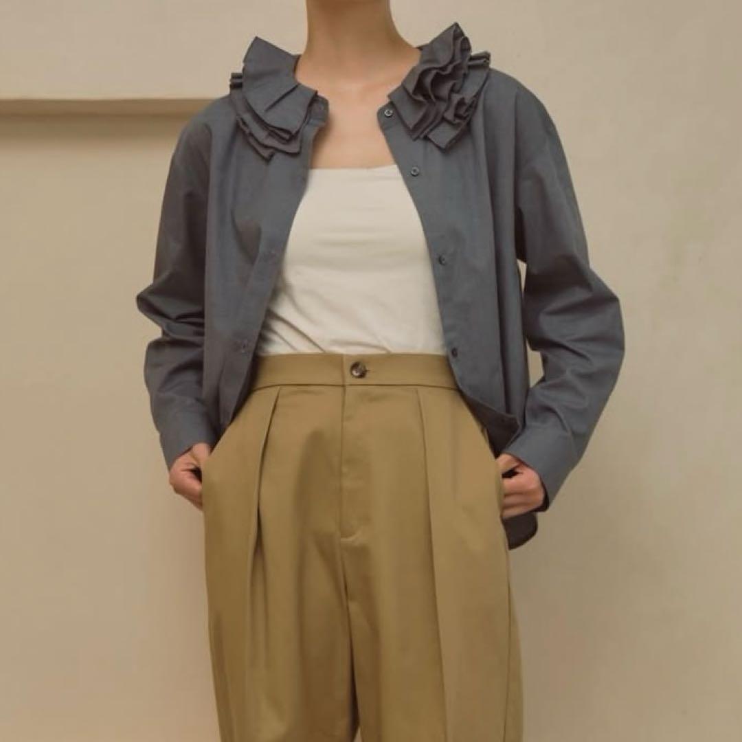 cen. エリマキトカゲブラウス プレミアムダブルクロスギャザースリーブブラウス(ホワイト) - seventen