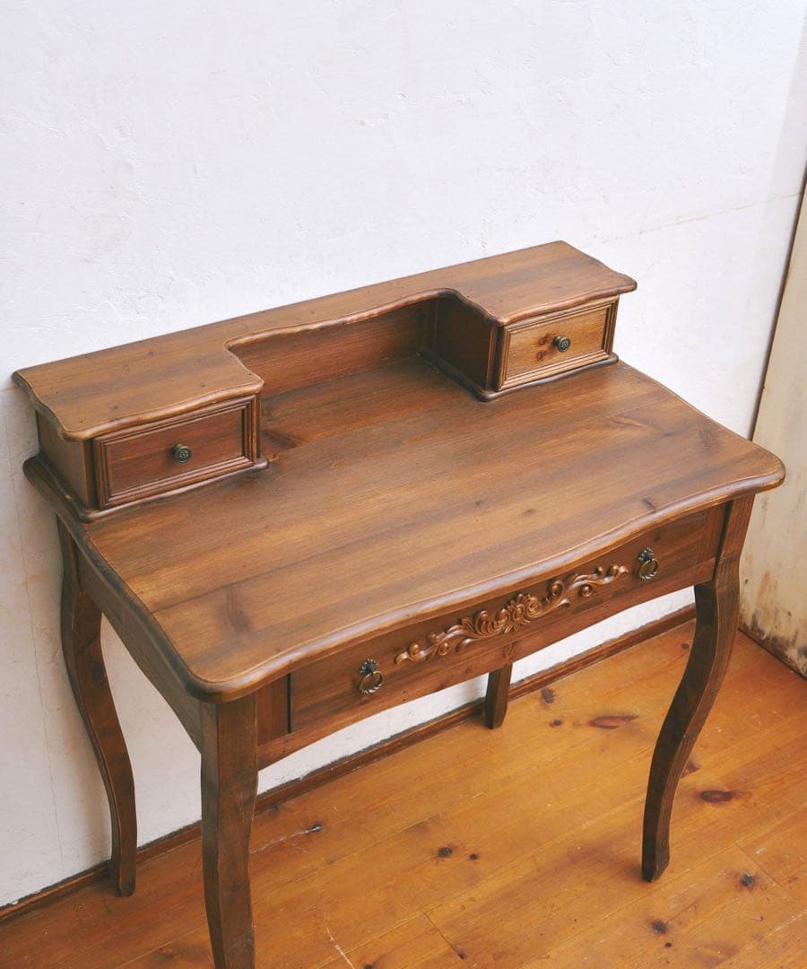 サリュ Baroque -makeup room-アンティークデスク