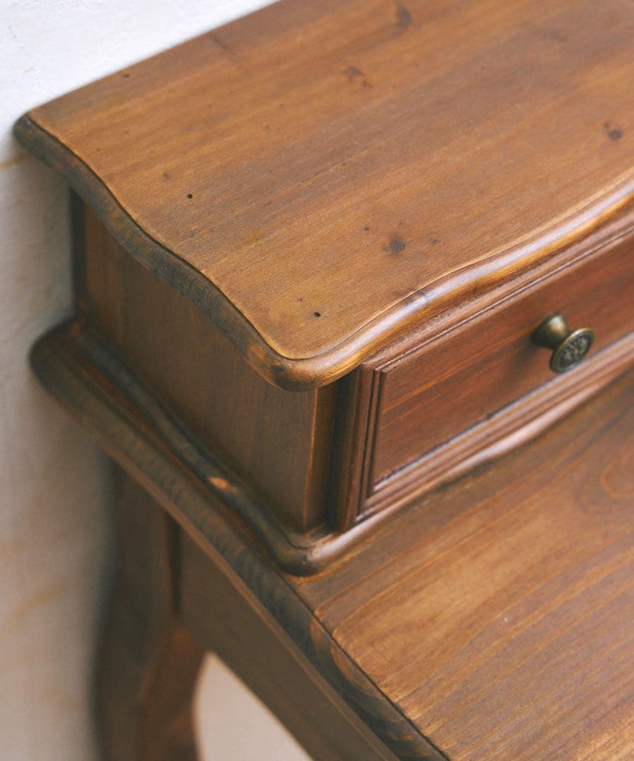 サリュ Baroque -makeup room-アンティークデスク