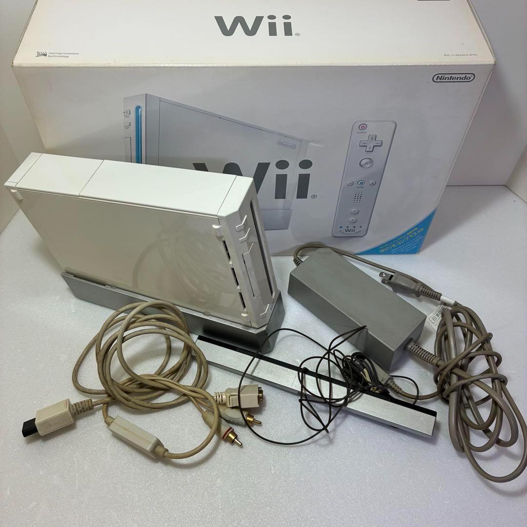 Wii本体 ＋ リモコン、コントローラー各2台 ＋ 充電器 ＋ ソフト9本