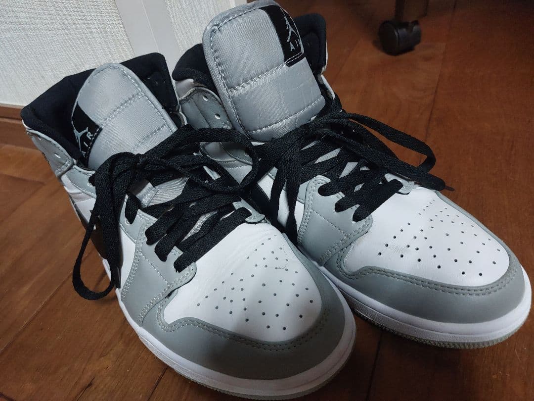 ナイキエアジョーダン１　ミッドライトスモークグレー Nike Air Jordan 1 Mid 