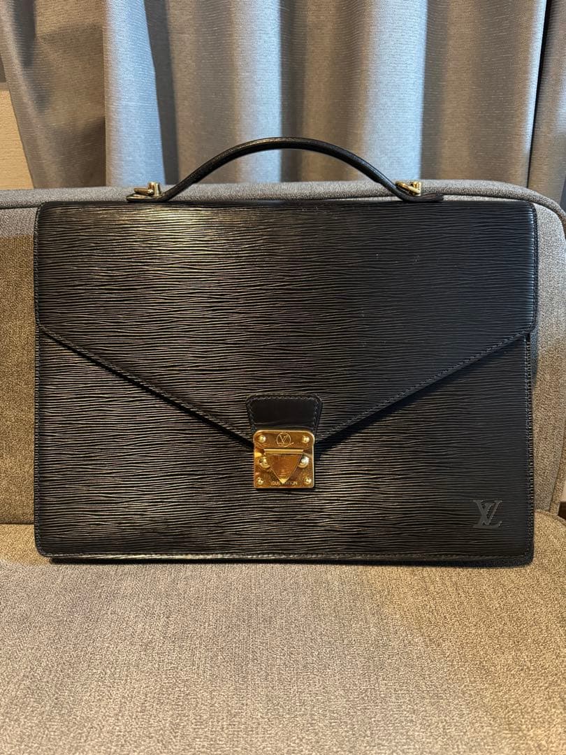 Louis Vuitton エピレザー ブラック ビジネスバッグ - メルカリ