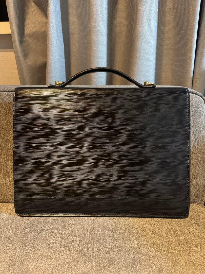 Louis Vuitton エピレザー ブラック ビジネスバッグ - メルカリ