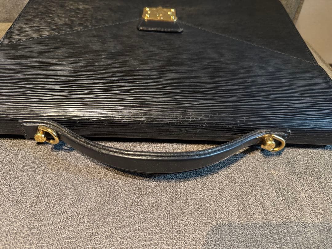 Louis Vuitton エピレザー ブラック ビジネスバッグ - メルカリ