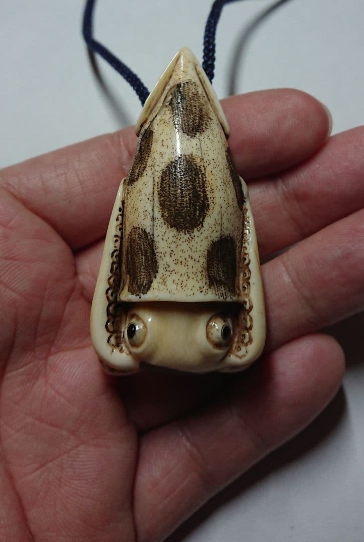 根付 烏賊 イカ 彫刻 アンティーク 黄楊根付 イカ【岡壱名入り】｜京都の着物和装小物 ゑり正