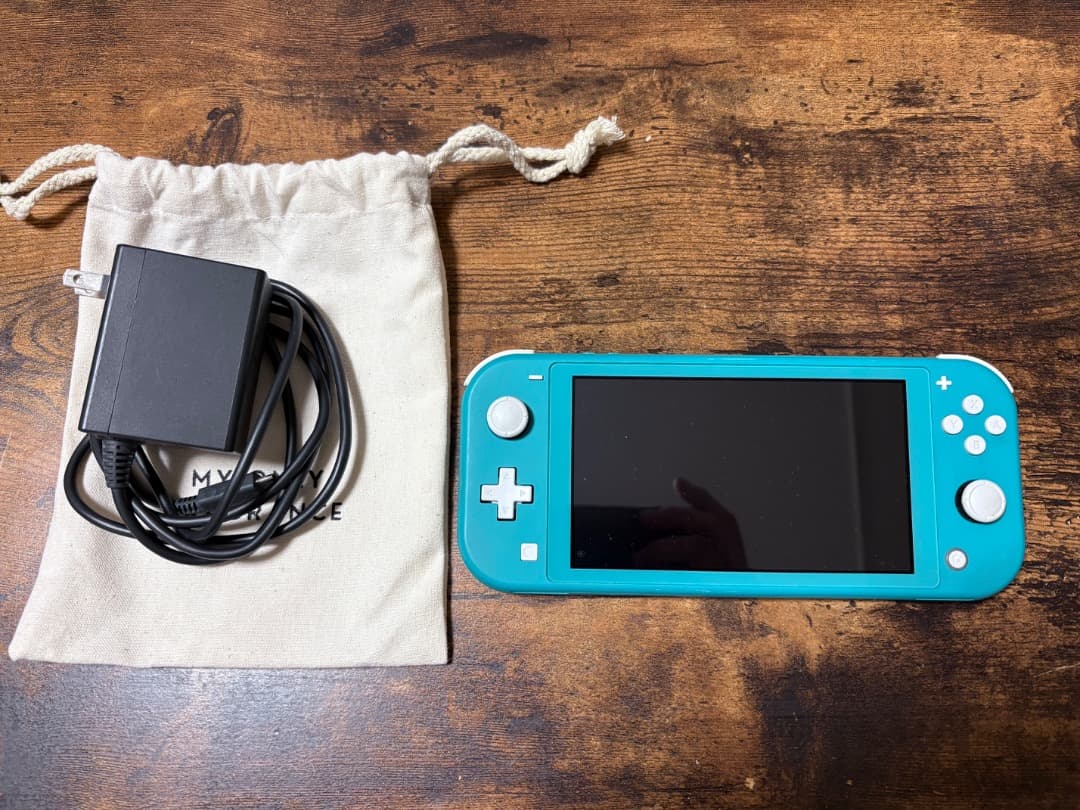 【おまけ付き】Switch Lite 水色・充電器＆モンハンソフト2本おまけ付 おまけ付き】Switch Lite 水色・充電器＆モンハンソフト2本おまけ付の