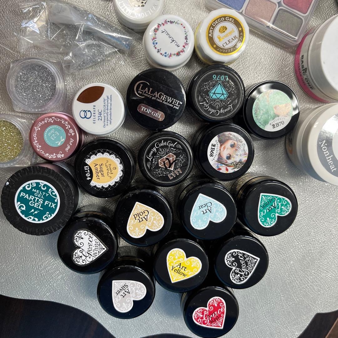 クリアジェルからアートまでできるネイル商品