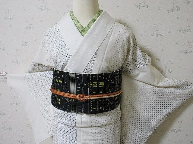 おしゃれ蚊絣：白い紬織着物：美品：13号：袷正絹：トールサイズ：P22 銀座【A-4177】本場奄美白大島紬 乳白色 蚊絣（証紙付）:身丈161/裄67