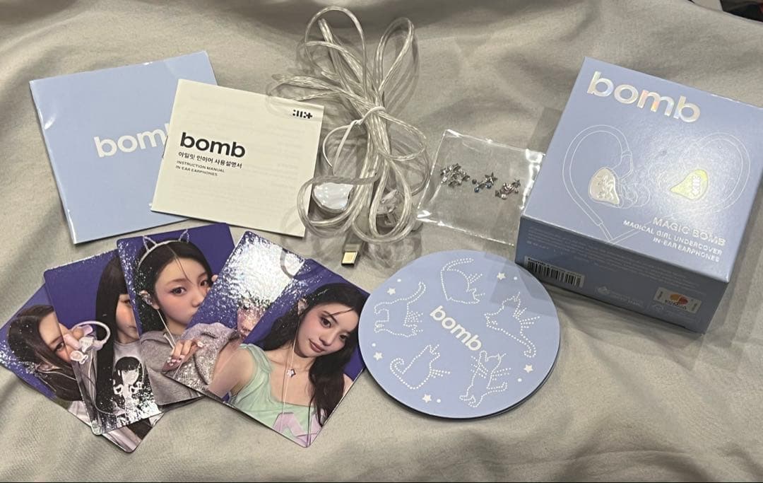 ILLIT bomb Merch イヤホン イヤモニ風 ILLIT アイリットBOMB イヤホン イヤモニ風 - メルカリ