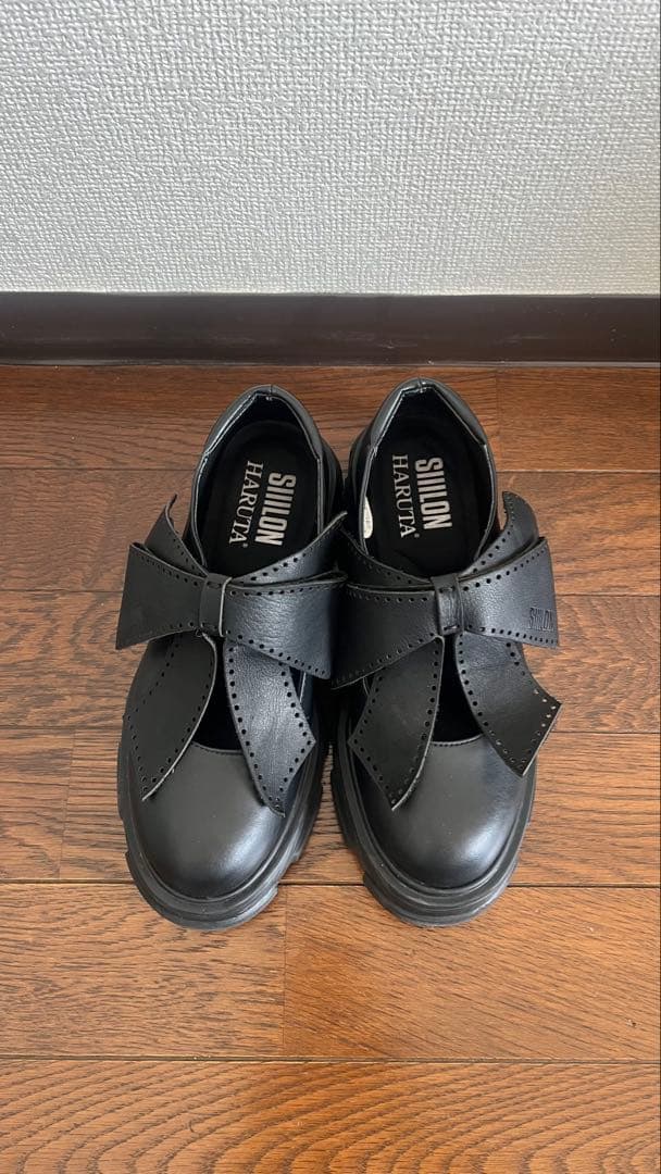 SIIILON×HARUTA ブラックリボン付き厚底シューズ シーロン×ハルタ新作“蝶々”モチーフのローファー、プリンセス風リボン