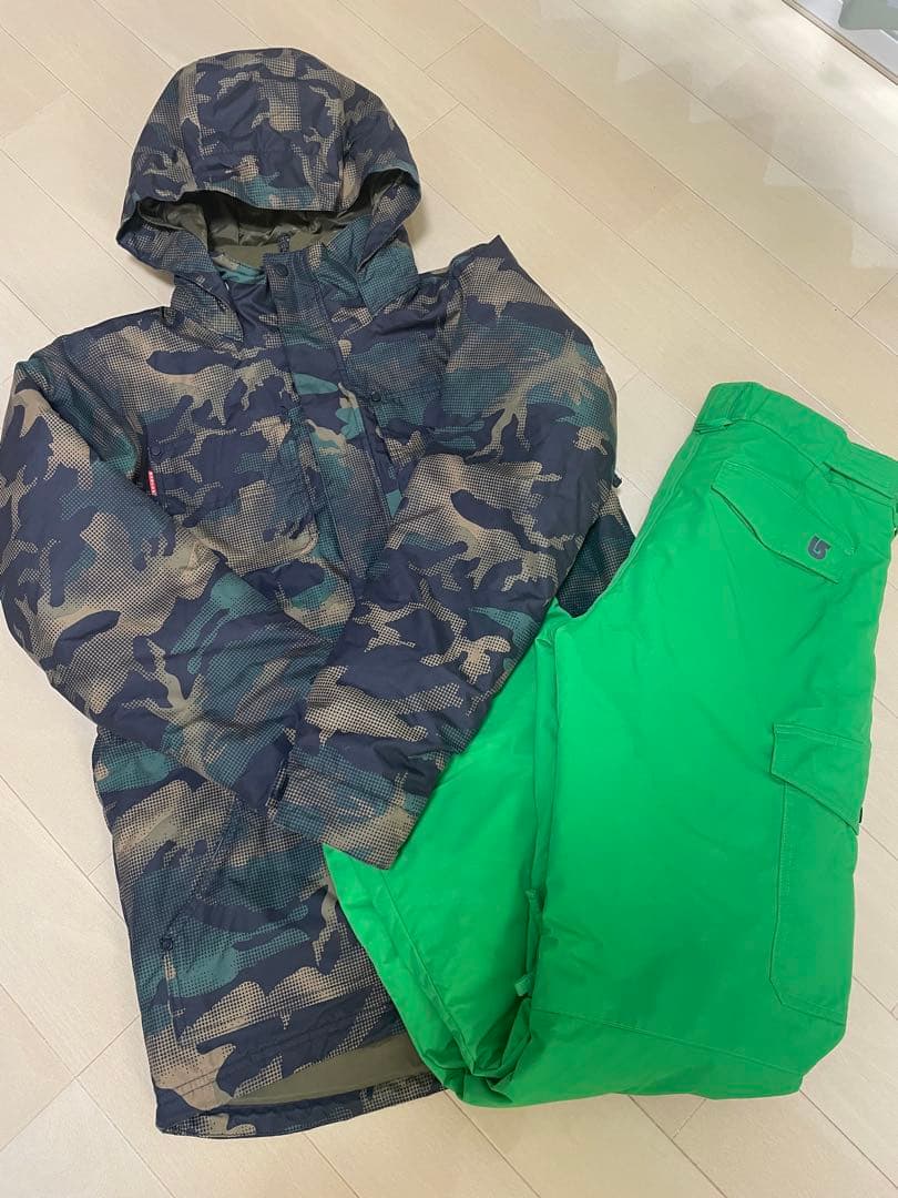 バートン　キッズ　迷彩フード付きウェアと緑色パンツセット バートン キッズ 迷彩フード付きウェアと緑色パンツセット バートン