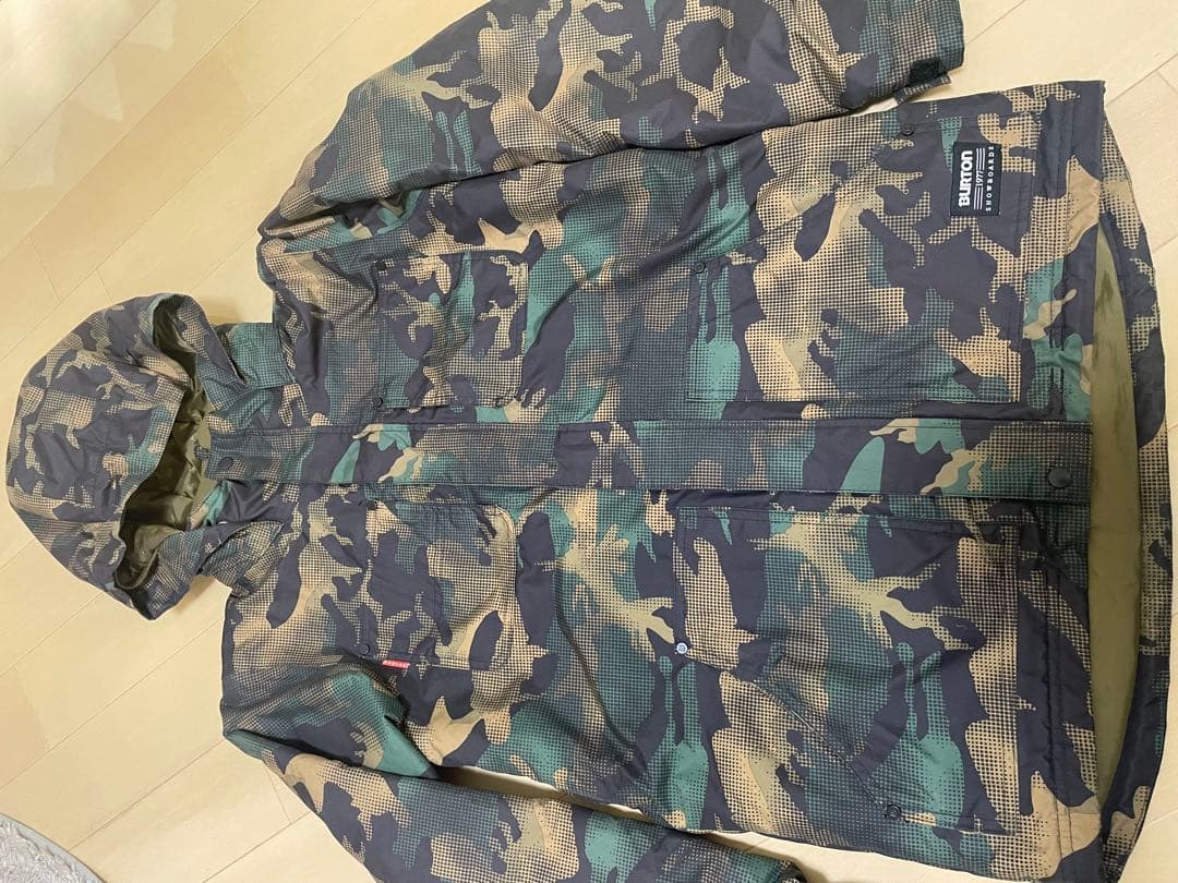 バートン キッズ 迷彩フード付きウェアと緑色パンツセット