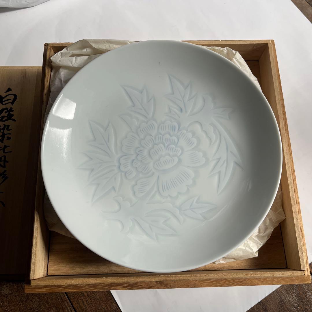 井上萬二作 白磁 染牡丹彫文 皿 食器 - メルカリ