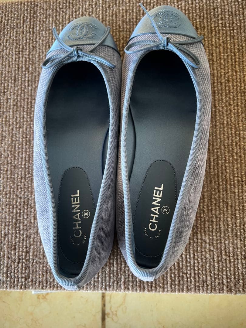 TOP　CHANEL グレー フラットシューズ CHANEL Gray Elastic Leather Black Suede Cap Toe Flat Ballet