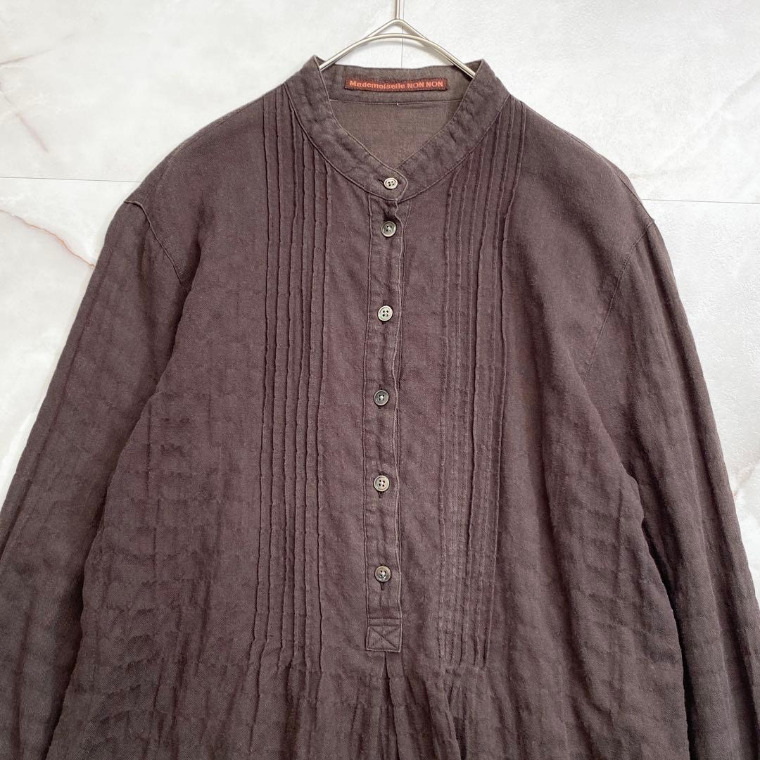A18443 マドモアゼルノンノン スタンドカラーピンタックブラウス 茶系