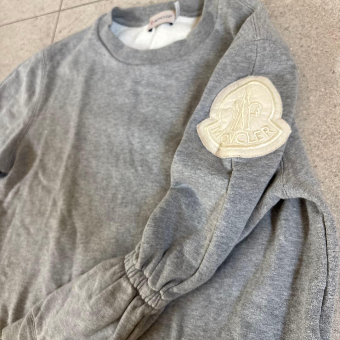 美品　MONCLER モンクレール ロゴワッペントレーナー XSストーン グレー モンクレール 24年 コットン×ナイロン スウェット XS レディース
