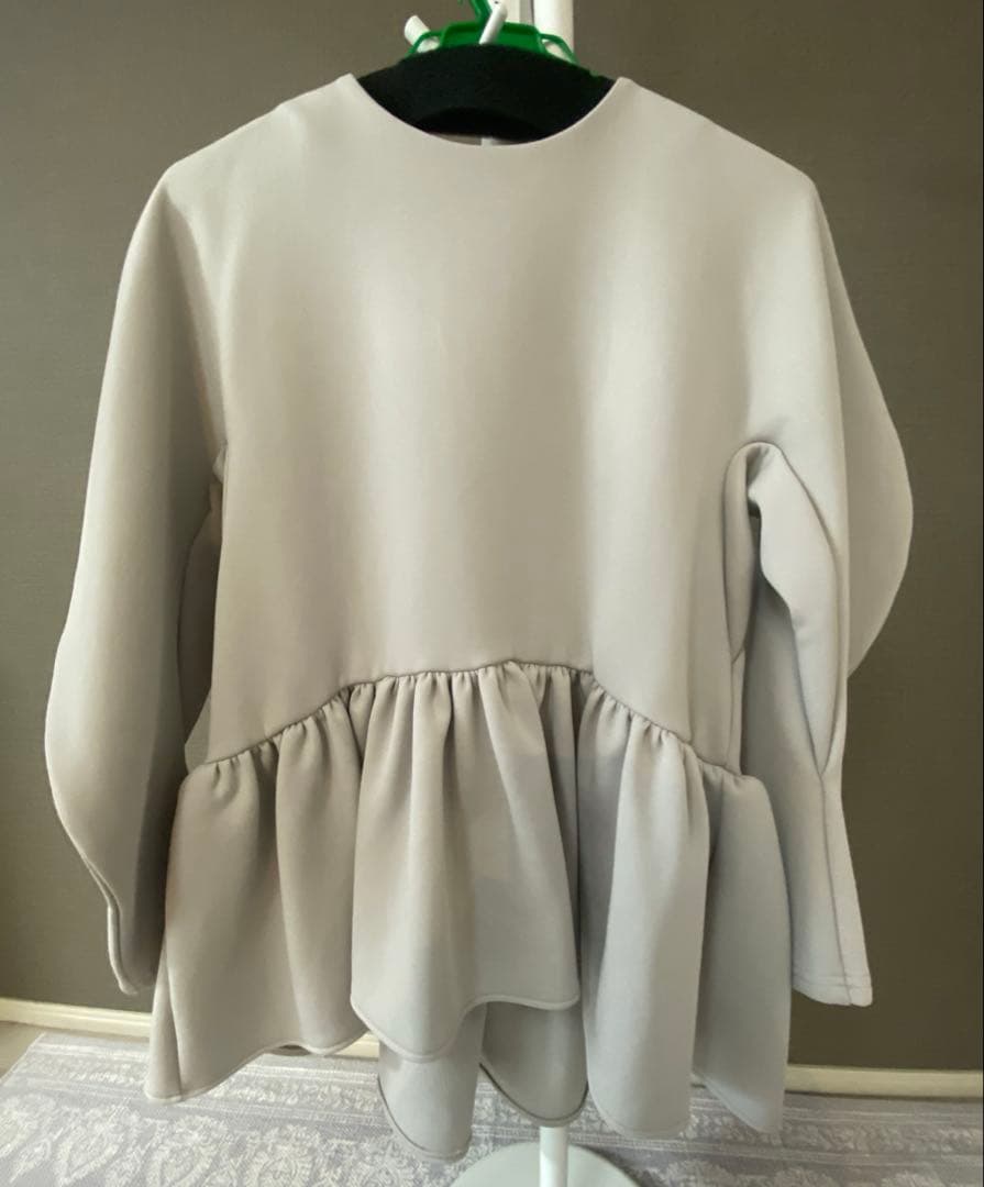 ツルバイマリコオイカワ キリル　ベージュ　グレー　長袖 TSURU by Mariko Oikawa(ツルバイマリコオイカワ)の「Kirill」 - PARTE